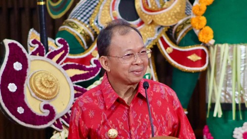 Gubernur Bali Wayan Koster dalam rakor Percepatan Pelaksanaan Kebijakan Program Pembangunan Bali di Wiswa Sabha Utama Kantor Gubernur Bali, Jumat (11/4/2025).