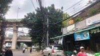 Foto: Warga mengaku selain khawatir adanya percikan api, kabel semrawut itu juga merusak pemandangan. Warga pun berharap gulungan kabel ditata lebih rapi sehingga membuat jalanan lebih aman bagi pengguna jalan dan tak mengganggu pemandangan. (Maulani M/detikcom)