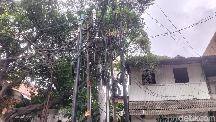 Gulungan kabel semrawut di Jalan Kuningan Barat Raya, Jaksel ramai disorot. Semrawutnya kabel sampai membuat warga ngeri jika terjadi masalah kelistrikan. (Maulani M/detikcom)