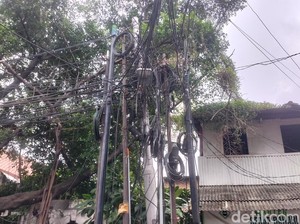 Semrawutnya Kabel di Kuningan hingga Ditakutkan Bikin Warga Celaka