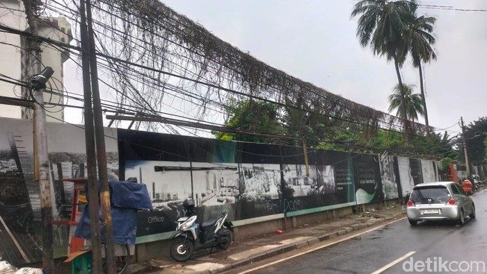 Gulungan kabel semrawut di Jalan Kuningan Barat Raya, Jaksel ramai disorot. Semrawutnya kabel sampai membuat warga ngeri jika terjadi masalah kelistrikan. (Maulani M/detikcom)