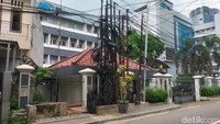 Foto: Gulungan kabel di Jalan Kuningan Barat Raya, Jakarta Selatan ditemukan semrawut. Sejumlah warga mengaku sempat melihat percikan api dari kabel semrawut tersebut. (Maulani M/detikcom)