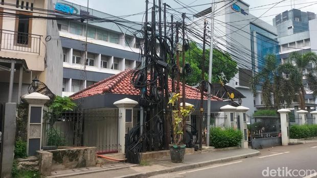 Gulungan kabel semrawut di Jalan Kuningan Barat Raya, Jaksel ramai disorot. Semrawutnya kabel sampai membuat warga ngeri jika terjadi masalah kelistrikan. (Maulani M/detikcom)