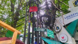Penampakan Kabel Semrawut di Kuningan Jaksel Bikin Warga Ngeri