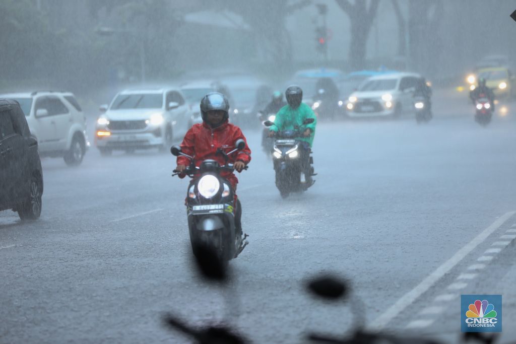 Ilustrasi Hujan Deras. (CNBC Indonesia/Tri Susilo)