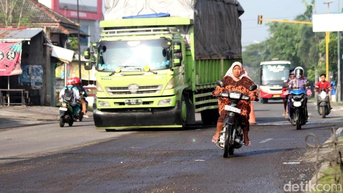 Jalan raya nasional Jurusan Bojonegoro - Babat berlubang Jalan raya nasional Jurusan Bojonegoro - Babat berlubang