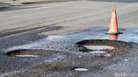 Dengan diameter sekitar 50 hingga 70 sentimeter dan kedalaman 25 hingga 30 cm, serta dipenuhi air rembesan dari saluran drainase yang berada diutara jalan.