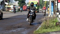Pengguna jalan berharap kondisi jalan ini segera mendapat perhatian pemerintah agar tidak terjadi kecelakaan yang nantinya memakan korban berulang kali.