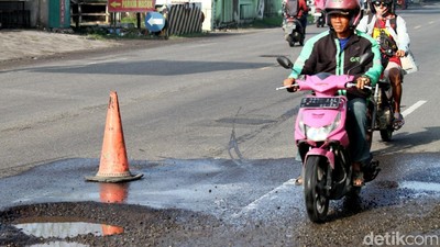 Hati-Hati ! Jalan Bojonegoro-Babat Berlubang