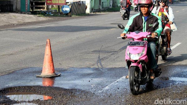 Hati-Hati ! Jalan Bojonegoro-Babat Berlubang