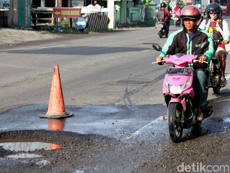 Hati-Hati ! Jalan Bojonegoro-Babat Berlubang