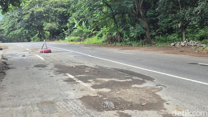 Jalan rusak di depan Kantor DPRD Kabupaten Sukabumi
