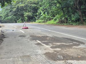 Jalan Berlubang Berhias Ban Berwarna Pink di Depan DPRD Sukabumi