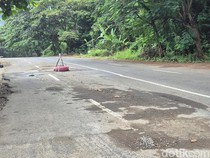 Jalan Berlubang Berhias Ban Berwarna Pink di Depan DPRD Sukabumi