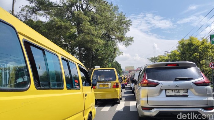 Jalur Puncak Cianjur macet akibat angkot ngetem