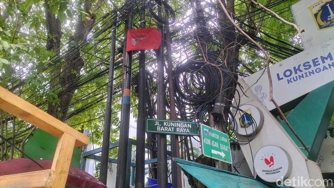 Semrawutnya Kabel di Kuningan hingga Ditakutkan Bikin Warga Celaka