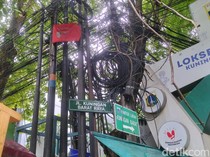 Video Keluhan Warga soal Kabel Semrawut di Kuningan