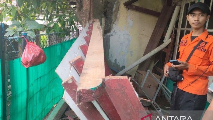Kanopi rumah warga di Kota Bogor, Jawa Barat roboh setelah diguncang gempa bumi dangkal 4,1 magnitudo yang titik episenternya di daratan berjarak 5 kilometer ke permukaan, Kamis (10/4/2025). ANTARA/HO-BPBD Kota Bogor