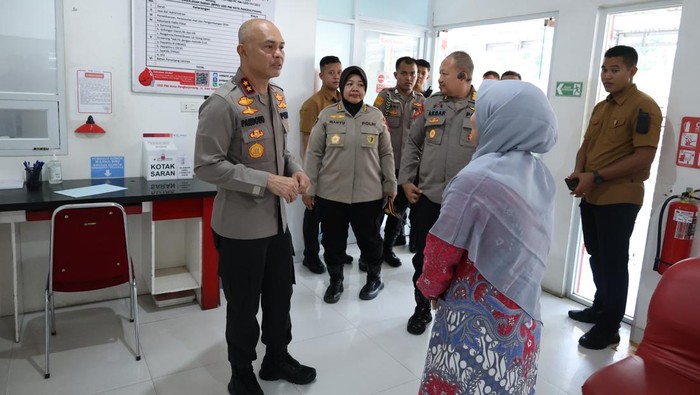 Kapolda Bangka Belitung Irjen Hendro Pandowo saat melihat stok darah di PMI.