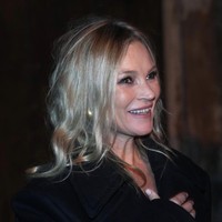 Kate Moss. Supermodel legendaris ini juga memiliki gigi yang tidak sejajar sempurna, tapi hal itu tak mengurangi daya pikatnya di depan kamera. Malah, ketidaksempurnaan itu membuat ekspresinya terlihat lebih autentik dan powerful. Foto: AP/Luca Bruno