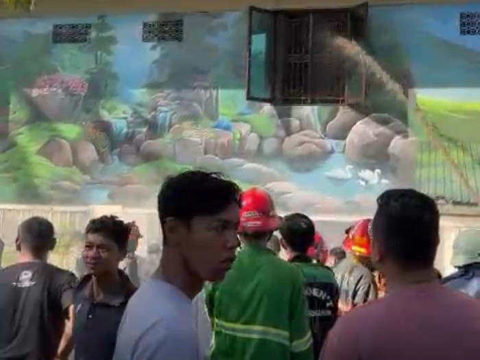 Kebakaran gudang aksesoris ponsel di Banjarmasin.