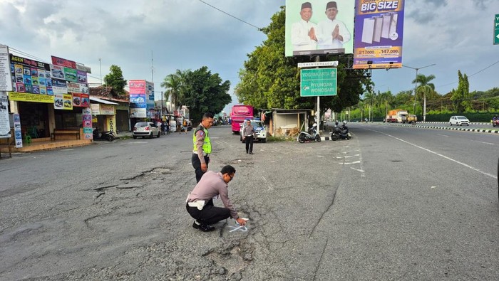 Kondisi TKP kecelakaan motor versus truk tronton di Prambanan, Sleman, Sabtu (12/4/2025).
