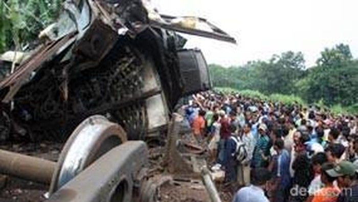 Kecelakaan KA barang Antaboga vs KA Rajawali di Stasiun Kapas, Bojonegoro 23 Januari 2009.