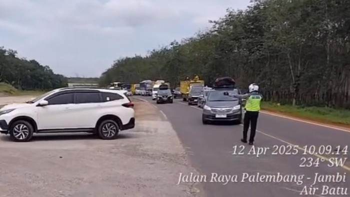 Kendaraan diarahkan masuk ke gerbang tol Musi Landas oleh petugas.