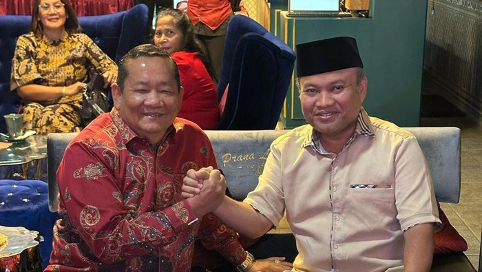 Ketua PDIP Sumut Rapidin Simbolon bertemu dengan Sekretaris Gerindra Sumut Sugiat Santoso di Medan. (Dok. Istimewa)