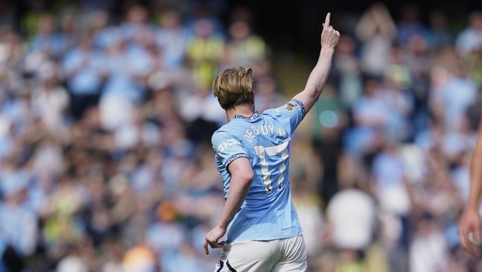 Manchester Citys Kevin De Bruyne leaves the pitch after being substitute during the English Premier League soccer match between Manchester City and Crystal Palace at the Etihad stadium in Manchester, England, Saturday, April 12, 2025. (AP Photo/Dave Thompson)