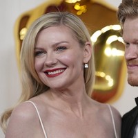 Sudah sejak muda, Kirsten Dunst mempertahankan bentuk gigi yang tidak rata dan simetris. Bintang ’Spider-man’ ini pernah bilang bahwa senyum alaminya membuatnya terlihat lebih real dan bukan seperti boneka. Foto: Ashley Landis/Invision/AP/Ashley Landis