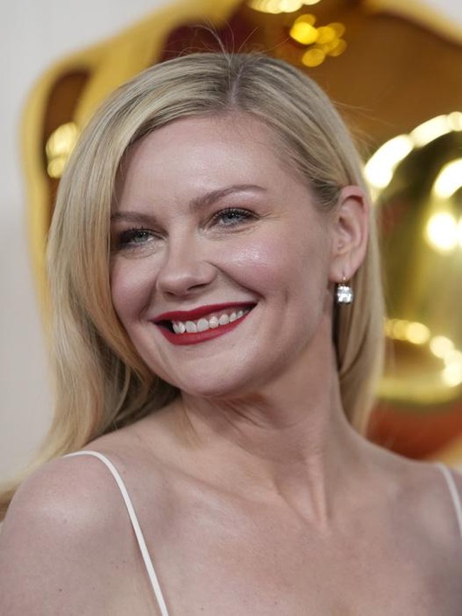 Sudah sejak muda, Kirsten Dunst mempertahankan bentuk gigi yang tidak rata dan simetris. Bintang ’Spider-man’ ini pernah bilang bahwa senyum alaminya membuatnya terlihat lebih real dan bukan seperti boneka. Foto: Ashley Landis/Invision/AP/Ashley Landis