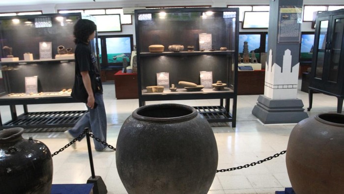 Koleksi museum Majapahit di Trowulan Pengunjung melihat koleksi terakota yang dipajang di Museum Majapahit, Trowulan, Mojokerto, Jawa Timur, Sabtu (12/4/2025). Museum seluas 57,625 meter persegi tersebut sejak dibuka untuk umum pada tahun 1987 hingga kini memiiki ribuan koleksi arca batu, terakota, koin emas hingga perlengkapan upacara adat yang merupakan peninggalan kerajaan Majapahit, Kediri serta Singhasari dan dipajang untuk sarana wisata edukasi maupun penelitian arkeologi. ANTARA FOTO/Ari Bowo Sucipto/nz