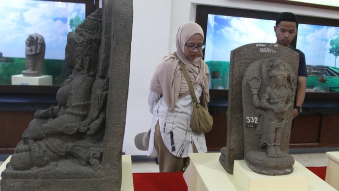 Pengunjung melihat koleksi terakota yang dipajang di Museum Majapahit, Trowulan, Mojokerto, Jawa Timur, Sabtu (12/4/2025). Museum seluas 57,625 meter persegi tersebut sejak dibuka untuk umum pada tahun 1987 hingga kini memiiki ribuan koleksi arca batu, terakota, koin emas hingga perlengkapan upacara adat yang merupakan peninggalan kerajaan Majapahit, Kediri serta Singhasari dan dipajang untuk sarana wisata edukasi maupun penelitian arkeologi. ANTARA FOTO/Ari Bowo Sucipto/nz