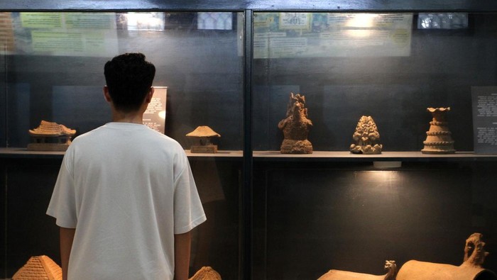 Pengunjung melihat koleksi terakota yang dipajang di Museum Majapahit, Trowulan, Mojokerto, Jawa Timur, Sabtu (12/4/2025). Museum seluas 57,625 meter persegi tersebut sejak dibuka untuk umum pada tahun 1987 hingga kini memiiki ribuan koleksi arca batu, terakota, koin emas hingga perlengkapan upacara adat yang merupakan peninggalan kerajaan Majapahit, Kediri serta Singhasari dan dipajang untuk sarana wisata edukasi maupun penelitian arkeologi. ANTARA FOTO/Ari Bowo Sucipto/nz