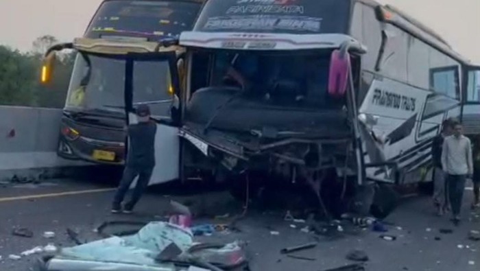 Kondisi Bus Rombongan Bonek yang Kecelakaan di Tol Pekalongan