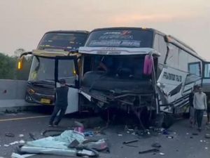 Bus Rombongan Bonek Kecelakaan di Tol Pekalongan, 1 Orang Tewas