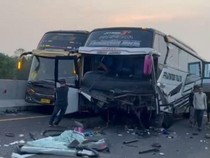 Bus Rombongan Bonek Kecelakaan di Tol Pekalongan, 1 Orang Tewas