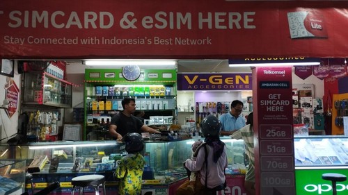 Konter HP Jimbaran Cell, Jimbaran, Badung, Senin (7/4/2025). Gerai HP itu menjadi agen BRILink sejak lima tahun lalu.