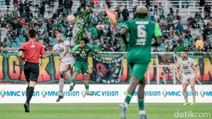 Laga Persebaya Surabaya vs Persija Jakarta.