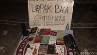 Selain Persami, mahasiswa juga menggelar lapak baca gratis sebagai simbol perlawanan terhadap pembahasan RUU kontroversial. Foto: Ayuningtias Puji Lestari/detikKalimantan
