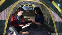Gerakan Mahasiswa Kritis (Germis) Palangka Raya menggelar perkemahan Sabtu-Minggu (Persami) di depan gedung DPRD Kalteng sejak Sabtu (12/4) sore. Foto: Ayuningtias Puji Lestari/detikKalimantan