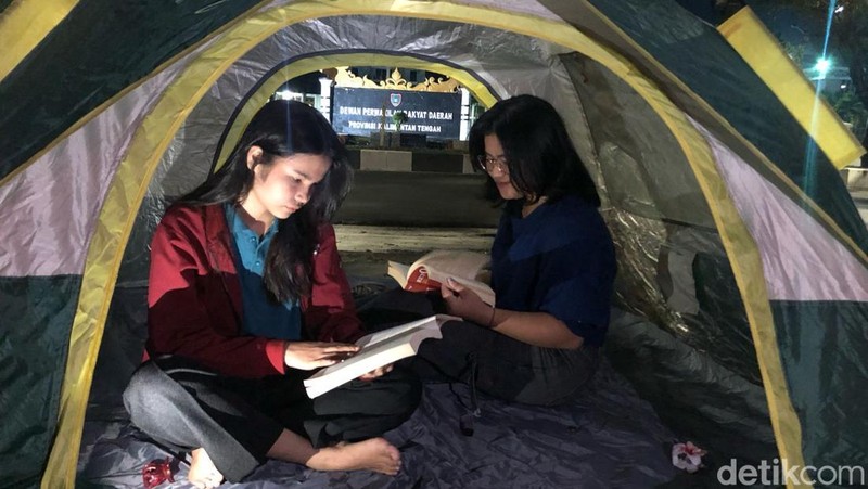 Mahasiswa gelar persami di depan DPRD Kalteng memprotes UU kontroversial.