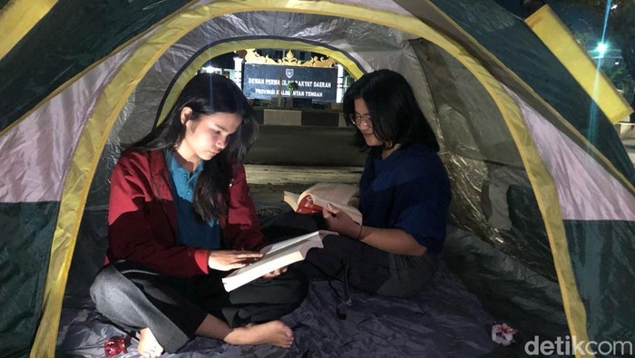 Mahasiswa gelar persami di depan DPRD Kalteng memprotes UU kontroversial Mahasiswa gelar persami di depan DPRD Kalteng memprotes UU kontroversial.