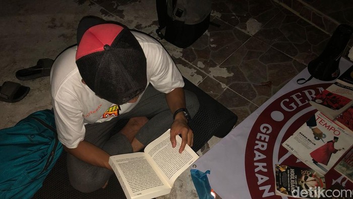 Mahasiswa gelar persami di depan DPRD Kalteng memprotes UU kontroversial.