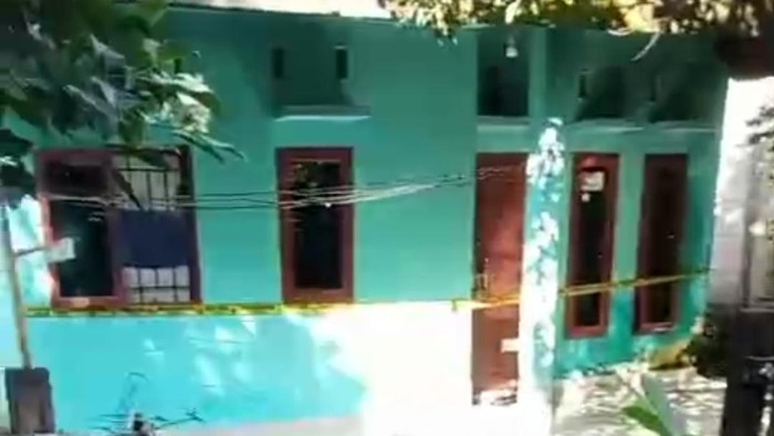 Wanita berinisial SQ (41) ditemukan tewas bersimbah darah di dalam rumahnya di Kabupaten Maros, Sulawesi Selatan (Sulsel).