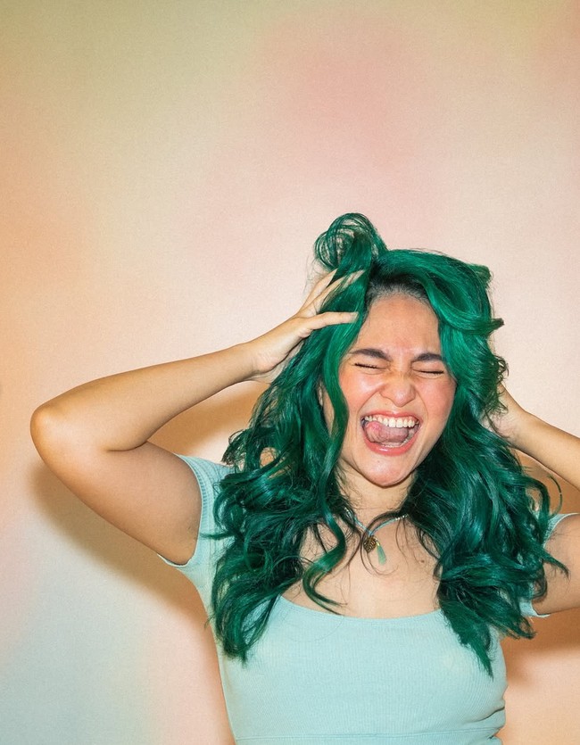 Wanita 35 tahun ini mengenakan lensa kontak hijau yang senada dengan warna rambutnya. Foto: Instagram/@marshanda