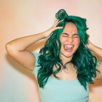 Wanita 35 tahun ini mengenakan lensa kontak hijau yang senada dengan warna rambutnya. Foto: Instagram/@marshanda