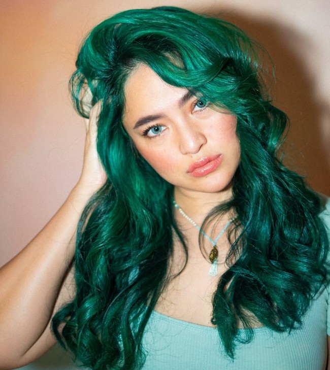 Blush on dan pulasan lipgloss peach-pink membuat wajahnya terlihat lebih segar. Foto: Instagram/@marshanda