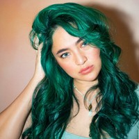 Blush on dan pulasan lipgloss peach-pink membuat wajahnya terlihat lebih segar. Foto: Instagram/@marshanda